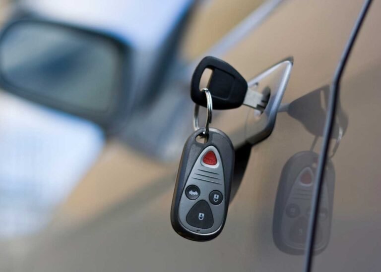 Técnico cerrajero abriendo un carro sin llave en Guadalupe, Nuevo León